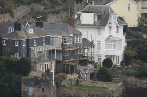 25 January 2020 - 10-33-34
Some major scaffolding going up on this riverside property - is it going to get a tin roof.